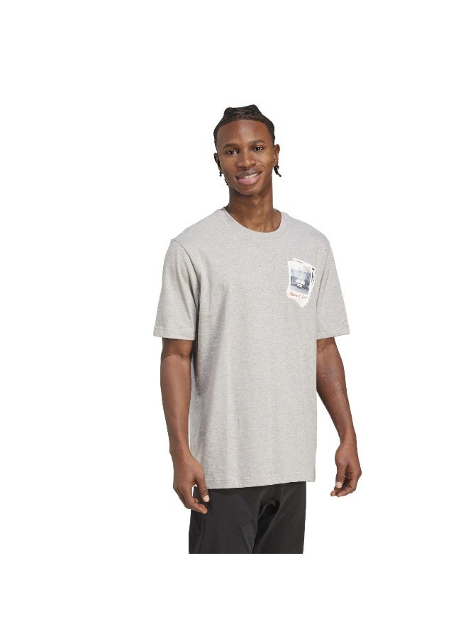 اديداس تي شيرت رجالي بأكمام قصيرة مطبوع عليه    رمادي - Image 1